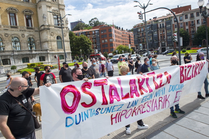 Hosteleros concentrados ante el Ayuntamiento de Bilbo. (Marisol RAMIREZ/FOKU)