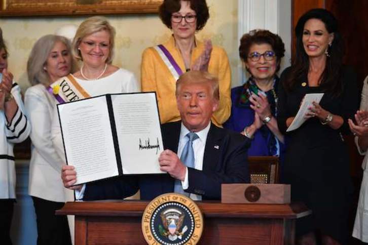 Trump participa en la firma de una proclamación sobre el 100 aniversario de la ratificación del derecho a voto de las mujeres. (Mandel NGAN/AFP)