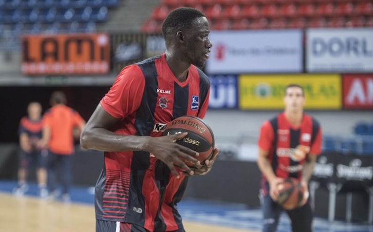 Diop, en una rueda de calentamiento (Jagoba MANTEROLA / FOKU)