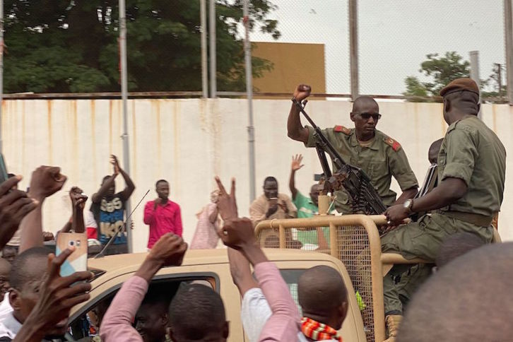 Militares celebran el golpe en la plaza de la Independencia de Bamako.  (Malik KONATE/AFP)