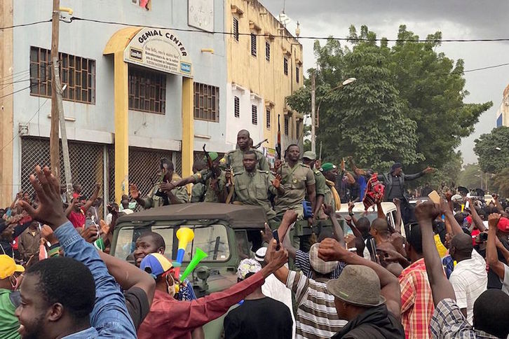 Soldados golpistas reciben los aplausos de ciudadanos reunidos en la Plaza de la Independencia de Bamako. (STRINGER/AFP)
