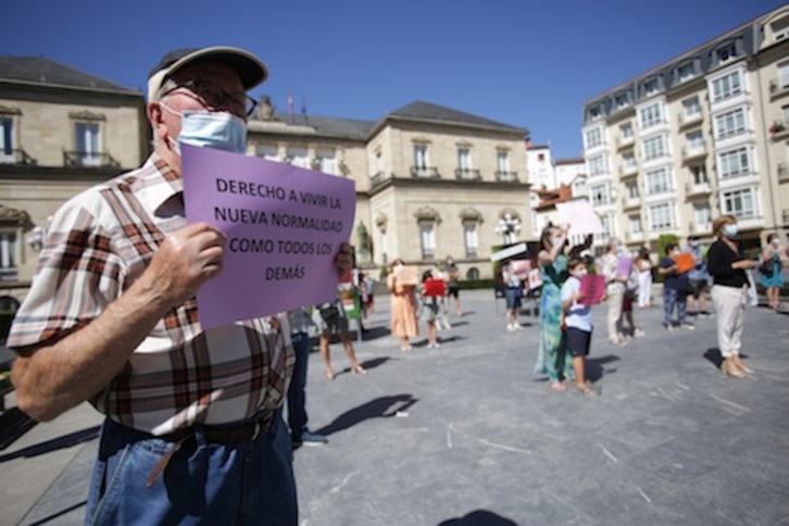 Manifestación por unas condiciones de vida dignas en las residencias vascas. (Endika PORTILLO/FOKU)