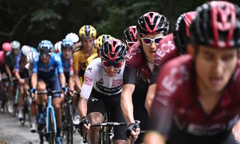 El trabajo del Ineos en Dauphiné para Bernal, con el maillot blanco, ha llevado al equipo a dejar fuera a Thomas y Froome. (Anne-Christine POUJOULAT/AFP)