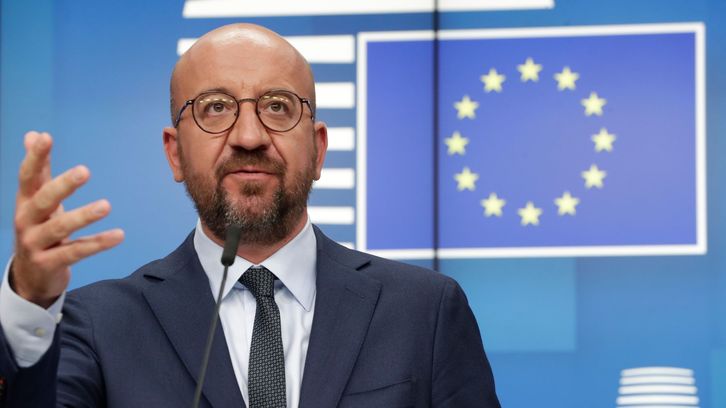 El presidente del Consejo Europeo, Charles Michel, en una rueda de prensa al término de una cumbre telemática de líderes comunitarios. (Olivier HOSLET/AFP)