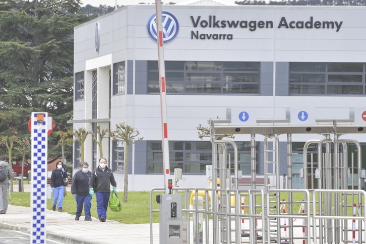 Trabajadores de Volkswagen Navarra volviendo al trabajo en el mes de abril. (Idoia ZABALETE/FOKU)