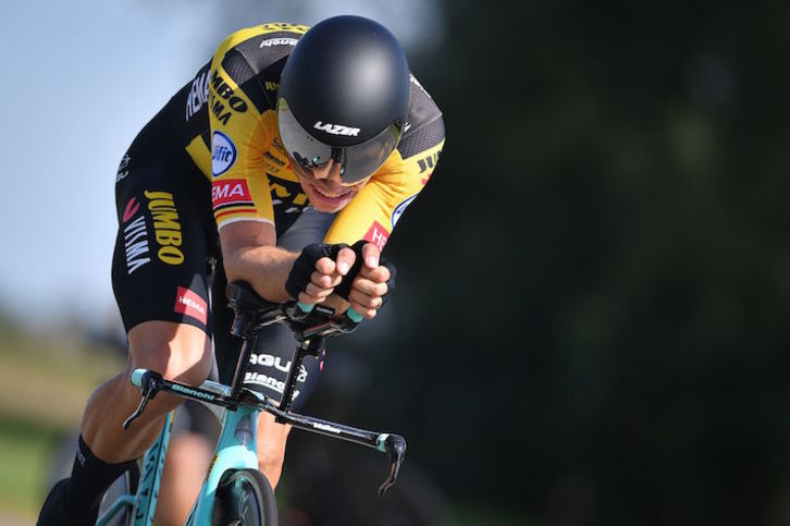 Wout van Aert, en plena acción en el campeonato belga contrarreloj. (David STOCKMAN/AFP)