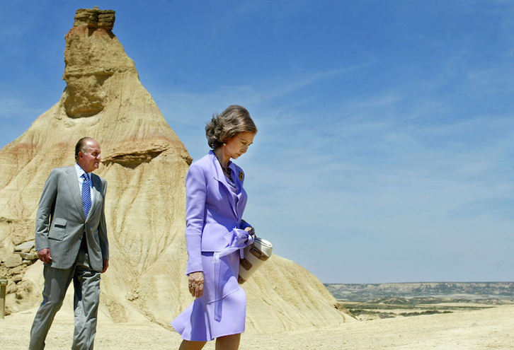 Juan Carlos de Borbón, con Sofía de Grecia en visita a las Bardenas en 2005. (Rafa RIVAS | AFP)