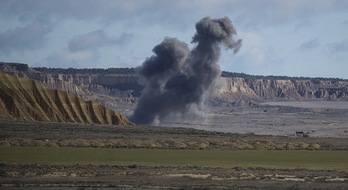 Imagen de archivo de maniobras militares con fuego real en las Bardenas. (Jagoba MANTEROLA/FOKU)