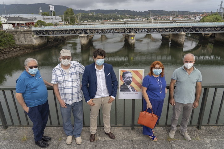 Presentación de los actos, esta mañana en el puente entre Irun y Hendaia. (Andoni CANELLADA | FOKU)