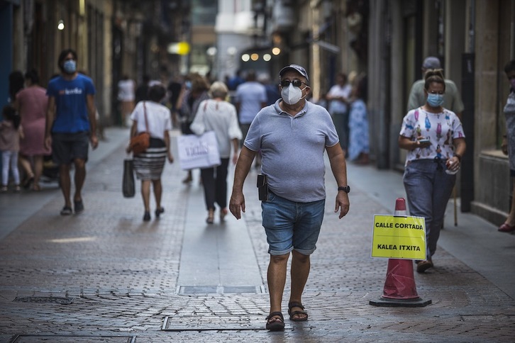 Gente paseando con mascarilla por Bilbo. (Aritz LOIOLA/FOKU)