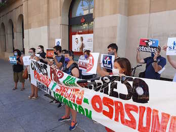 Movilización de sindicatos y otros colectivos ante el Palacio de Nafarroa el viernes, cuando Gimeno anunció las medidas para el nuevo curso. (@LABirakasknafar)