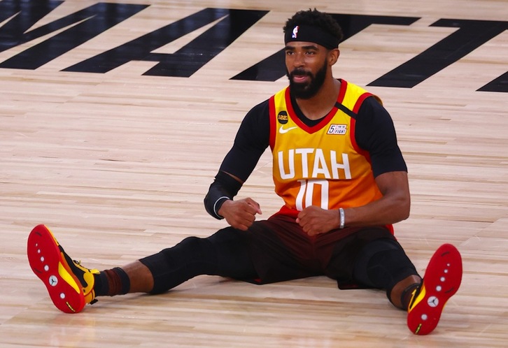 Mike Conley, feliz y ufano tras protagonizar una de las acciones que han contribuido a la fácil victoria de los Jazz. (Mike EHRMANN/AFP)