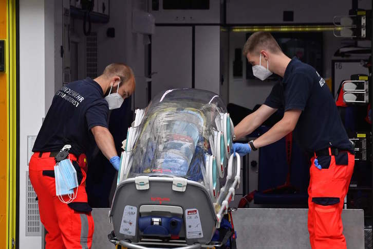 Personal de emergencias del Ejército alemán traslada a Navalni a una ambulancia tras aterrizar en Berlín. (John MACDOUGALL/AFP)