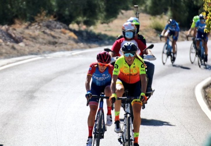 Momento en el que Mavi García y Ane Santesteban han distanciado a sus rivales. (Prensa RFEC)