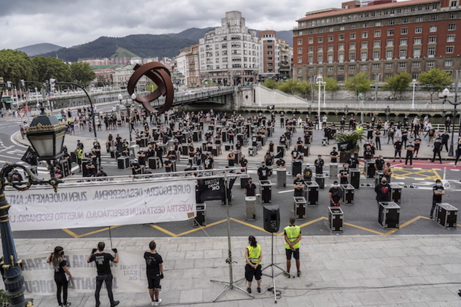 Los participantes en la manifestación, frente al Ayuntamiento de Bilbo. (Marisol RAMIREZ/FOKU)