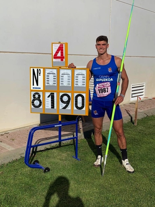 Odei Jainaga, con el marcador que muestra su nuevo récord (RFEA)