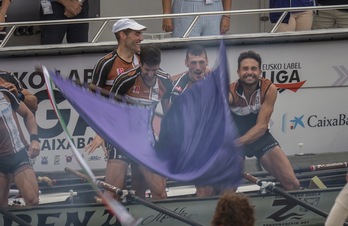 Huyendo de las trifulcas que han vivido otros botes, Zierbena ha conquistado una muy meritoria ikurrina en Santurtzi. (Andoni CANELLADA / FOKU)