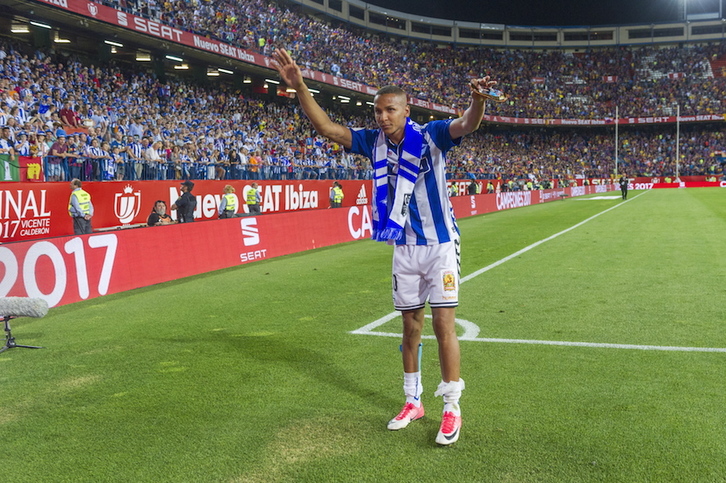 Deyverson se despide de la afición albiazul tras la disputa de la final de Copa de 2017. (Juanan RUIZ/FOKU)