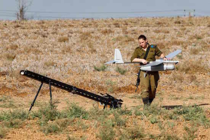 Una soldado israelí con un avión no tripulado. (Jack GUEZ / AFP)