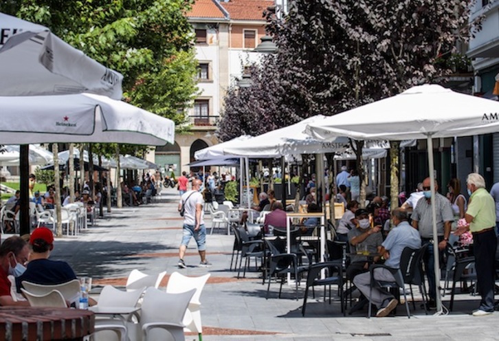 Gernikako ostalaritzako terrazak. (Luis JAUREGIALTZO / FOKU)