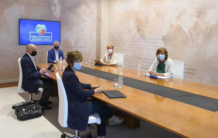 Murga y Urkullu, junto a otras consejeras en la reunión de hoy. (IREKIA)