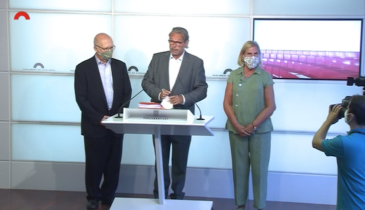 Joan Rigol, Ernest Benach y Núria de Gispert, en la comparecencia de prensa ofrecida en el Parlament. (PARLAMENT)