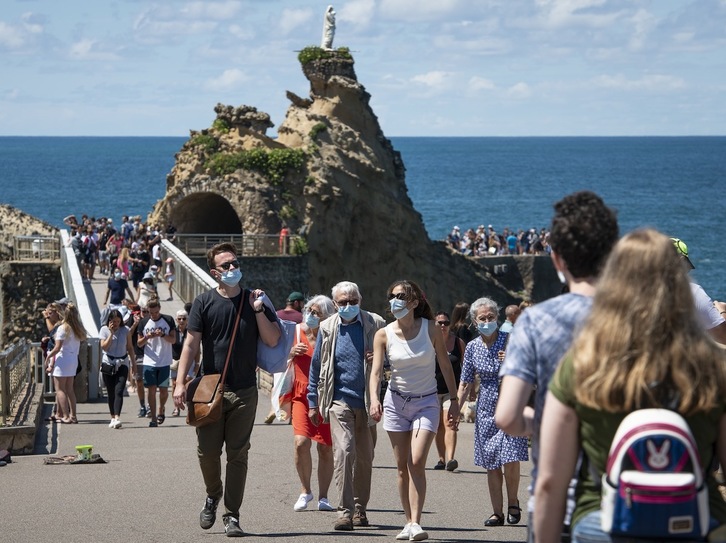 Biarritzeko erdiguneko karriketan maskara derrigorrezkoa da. (GUILLAUME FAUVEAU)