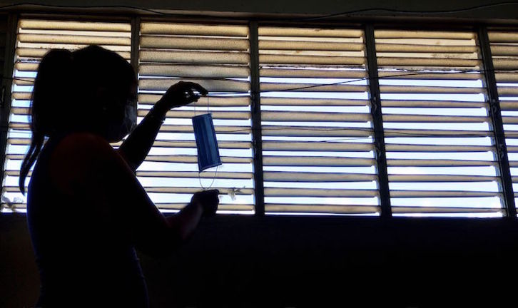 Una paciente se coloca la mascarilla en un centro de detección de covid-19 de La Habana.(Yamil LAGE/AFP)
