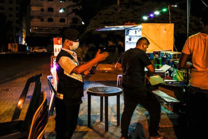 Autoridades gazatíes hacen cumplir el toque de queda en la franja. (Mohammed ABED / AFP)