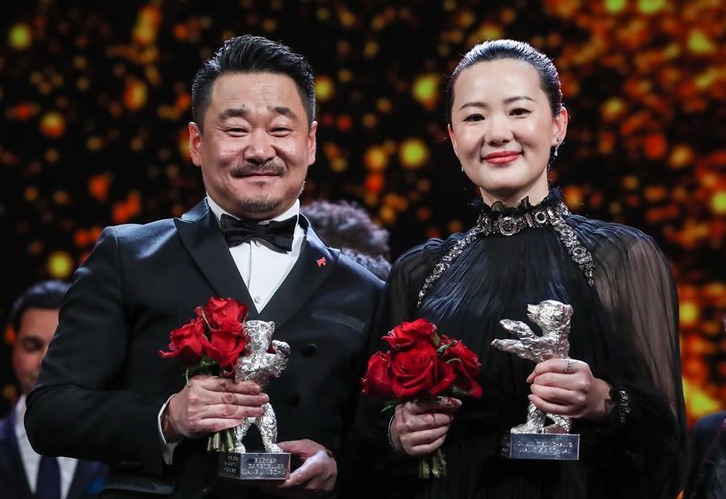 Los intérpretes chinos Wang Jingchun y Yong Mei, con sus premios Oso de Plata a Mejor Actor y Mejor Actriz en 2019. (NAIZ)