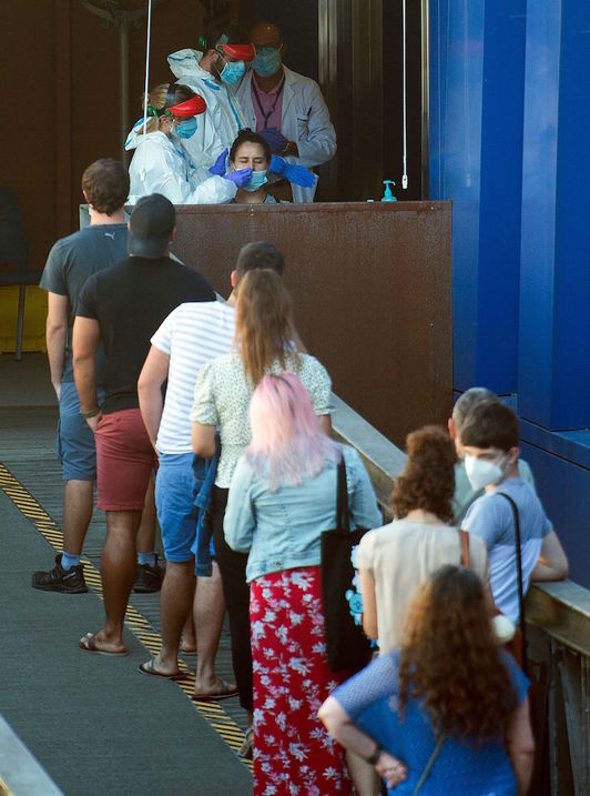 Pruebas PRC en Gernika ante un brote lejos de control todavía. (Ander GILLENEA | AFP)