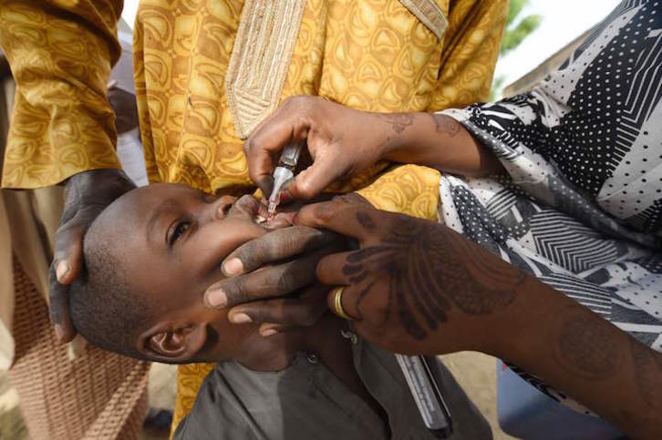 Trabajadores sanitarios administran una vacuna contra la polio a un niño en Nigeria en 2017.(Pius UTOMI EKPEI/AFP)