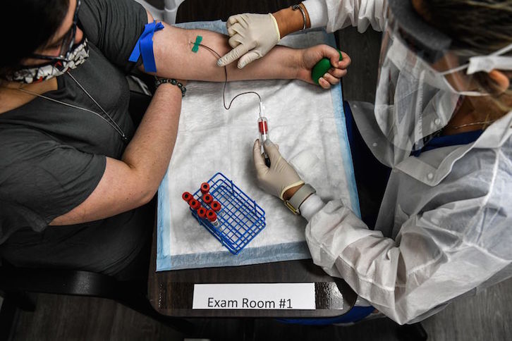 Voluntaria prueba una posible vacuna en California. (Chandan KHANNA | AFP)