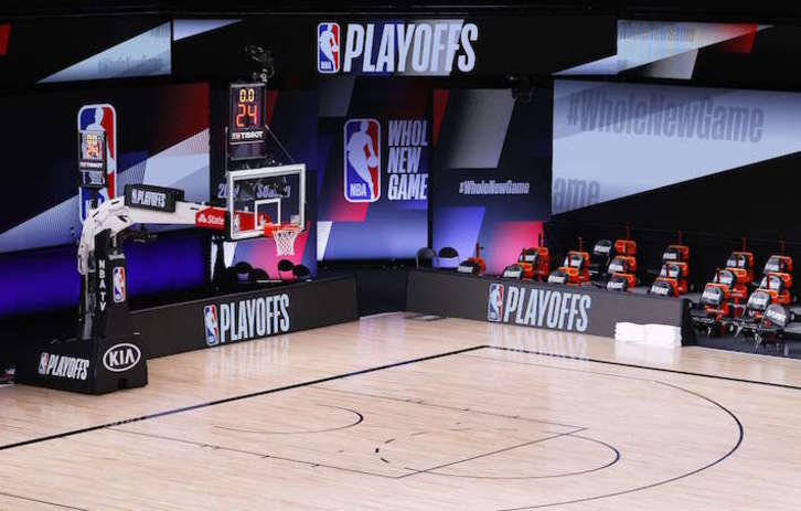 Cancha vacía donde debía jugarse el partido entre Milwaukee y Orlando.(Kevin C. Cox/AFP)