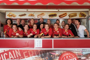 Las mujeres deben salvar el equipo de fútbol de su localidad. (NAIZ)
