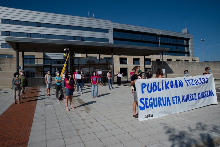 Concentración de Steilas ante la sede de Lakua. (Iñigo URIZ/FOKU)