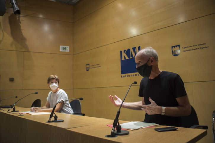 Maite Artola eta Martxelo Otamendi, manifestuaren aurkezpenean. (Juan Carlos RUIZ/FOKU)