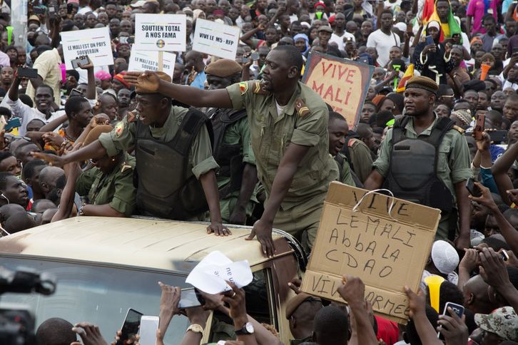 Militares, durante una movilización en favor del CNSP en Bamako. (Annie RISEMBERG/AFP)