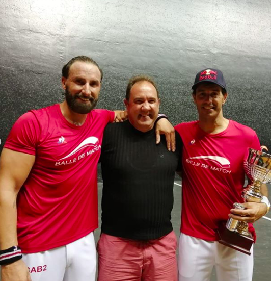 Irastorza posa con Félix y Goikoetxea al término de la final de Biarritz (JAI ALAI NEWS)