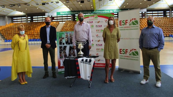 Ana Del Val, Félix Fernández, Germán Monge, Isabel Iturbe y Luismi Corres, en la presentación de la Euskal Kopa del domingo. (BASKETBASKO)