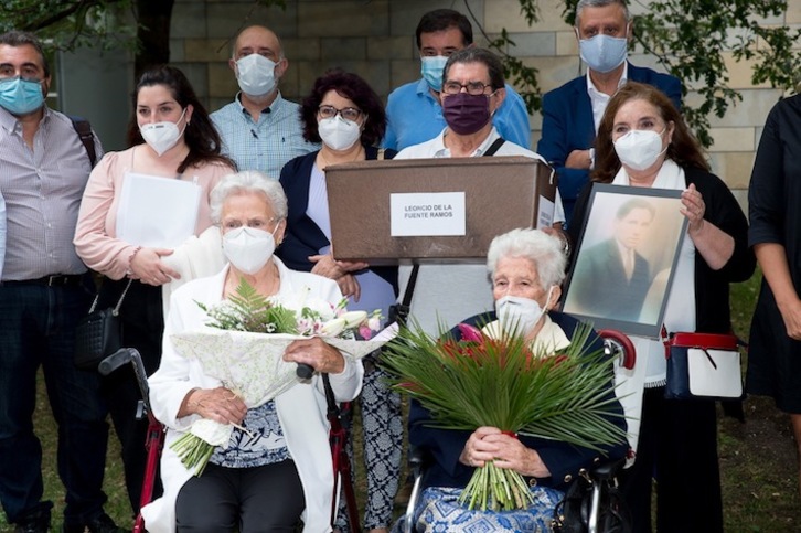 Familiares de Leoncio de la Fuente Ramos han recibido sus restos en un acto celebrado en el Archivo Real y General de Nafarroa. (Iñigo URIZ / FOKU)