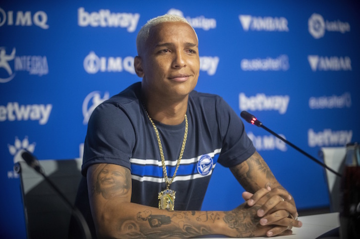Deyverson, durante su presentación con el Alavés. (Jaizki FONTANEDA/FOKU)
