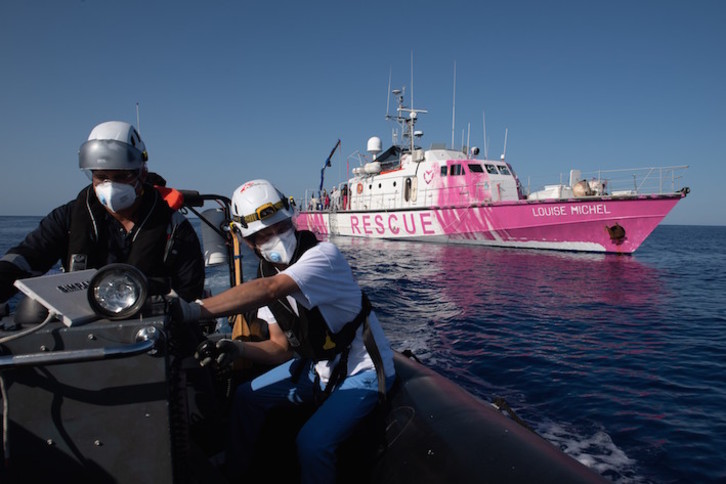 El barco de salvamento humanitario Louise Michel, decorado por Banksy. (AFP)
