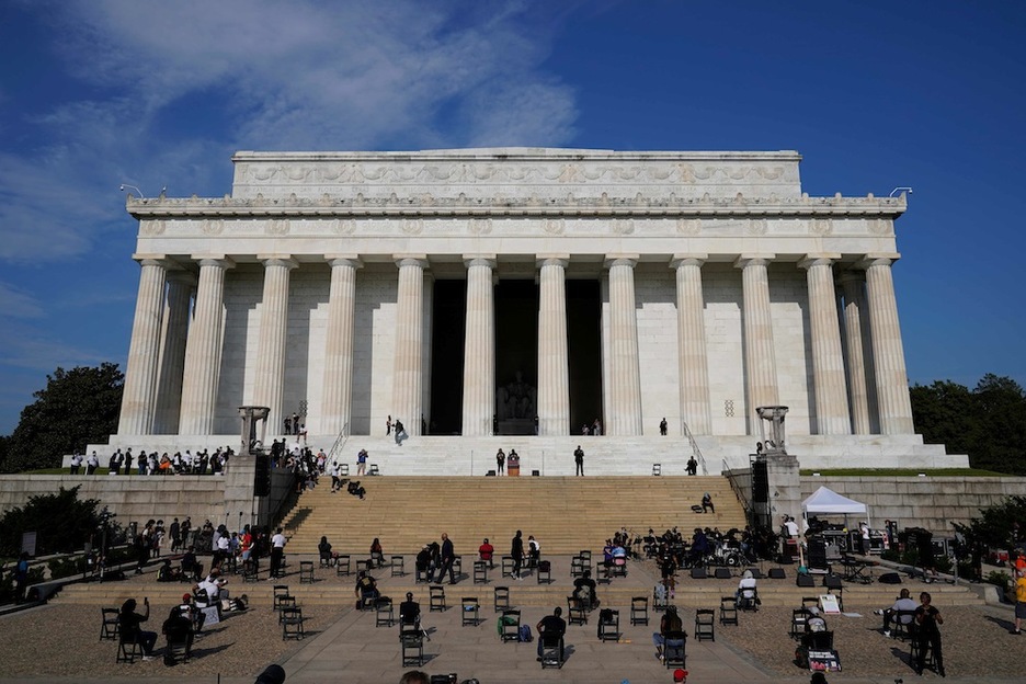 Protesta «Commitment March: Get Your Knee Off Our Necks» ante el Memorial Lincoln en Washington. (Jacquelyn MARTIN/AFP)