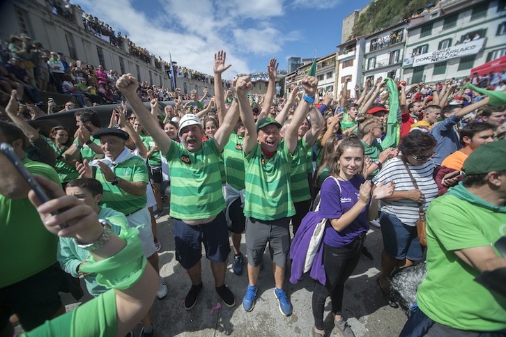 La multitud de aficionados que suele agolparse en el puerto donostiarra deberá seguir la Bandera de La Concha desde la distancia. (Gorka RUBIO / FOKU)