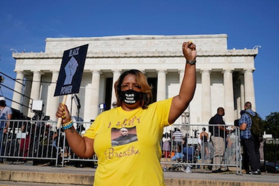 Shontina Kuykendoll, de Dallas, Texas, con una camiseta en recuerdo de George Floyd. (Jacquelyn MARTIN/AFP) 