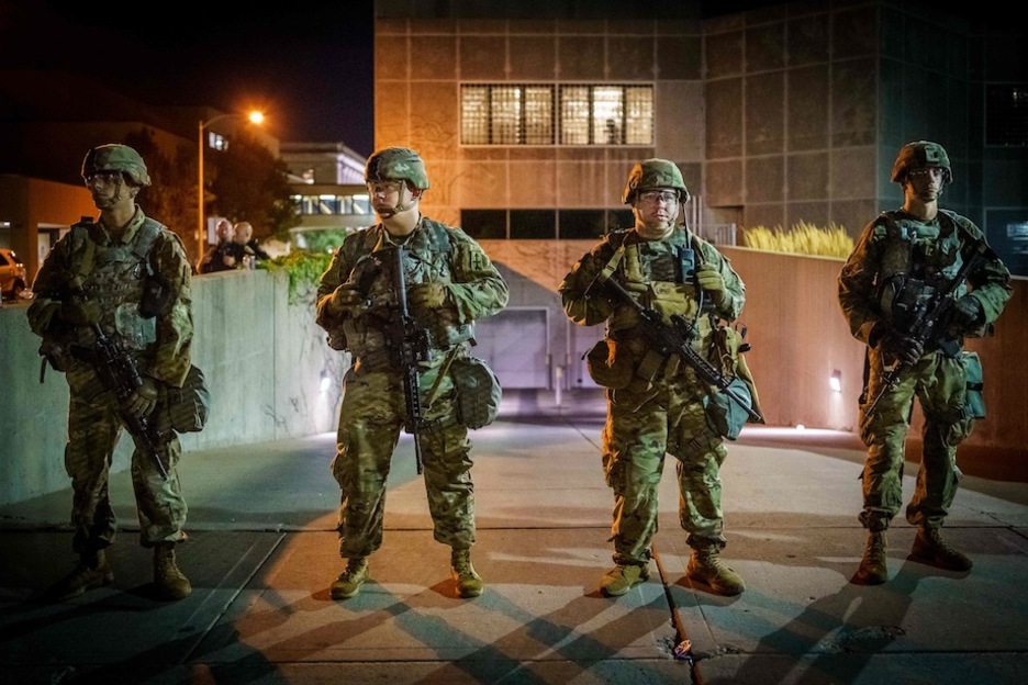 Miembros de la Guardia Nacional desplegados en Kenosha, Wisconsin, donde un policía tiroteó a Jacob Blake. (Kerem YUCEL/AFP)