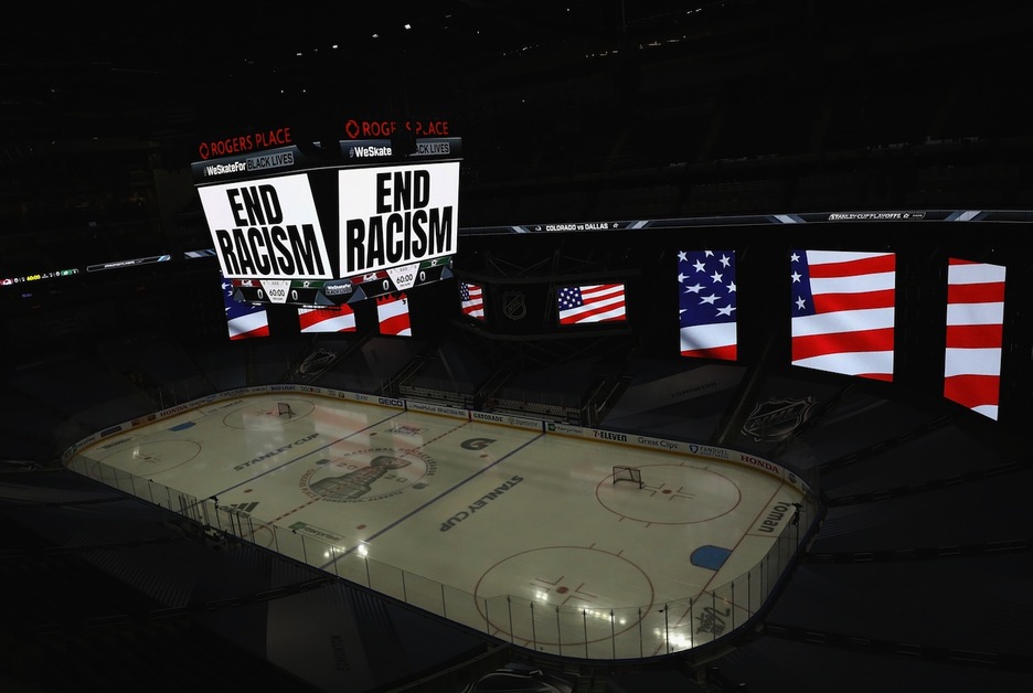 El mundo del deporte también se ha volcado con el movimiento «Black Lives Matter». En la imagen, el videomarcador del estadio Rogers Place de Edmonton, Canadá, con la frase «End racism». (Bruce BENNETT/AFP)
