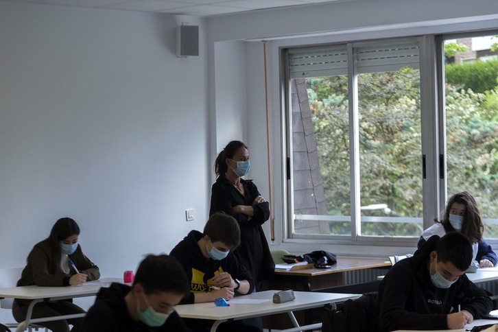 Auxular Lizeoko hainbat ikasle maiatzako ikasgeletara bueltan. (Gorka RUBIO/FOKU)