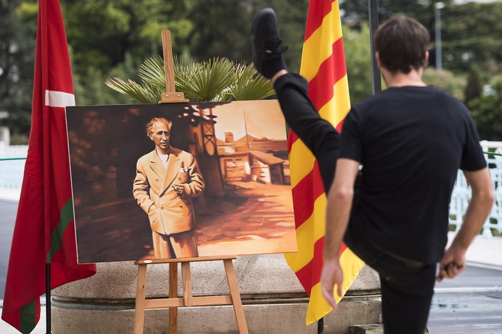 Aurresku de honor ante el retrato de Companys. (Juan Carlos RUIZ / FOKU)